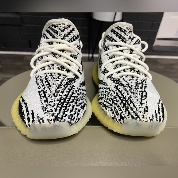 ✨YEEZY BOOST 350 V2 ADIDAS ORIGINALS - 8.5 women - Picture 3 of 10